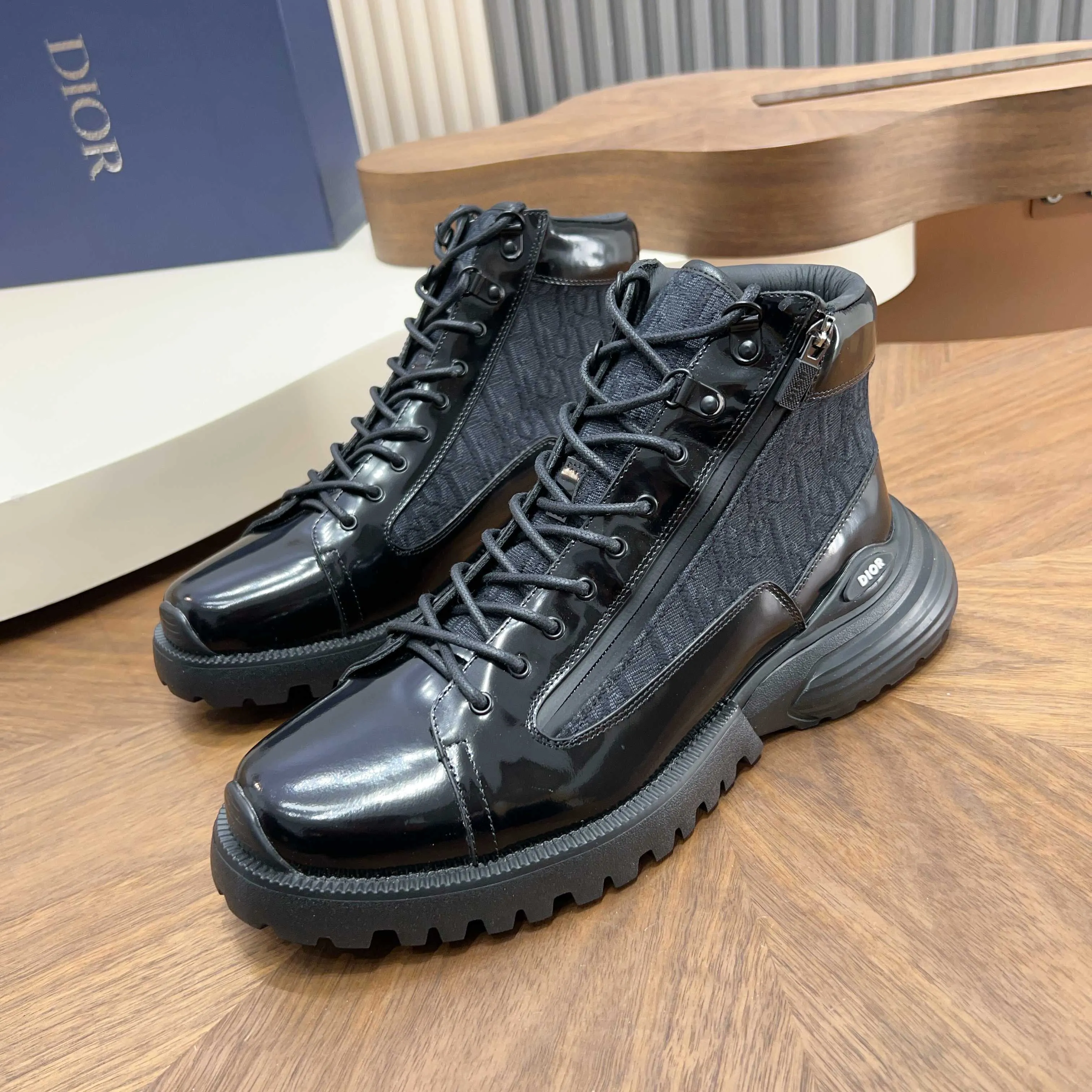 💰860 Dio* - Dior's autumn and winter luxury men's mid-top short boots, purely handmade, both inside and outside are imported first-layer cowhide, high-end quality and exquisite craftsmanship. Original TPU combination outsole. Wear a noble gentleman's taste. The best last type has been carefully debugged. 100% comfort. Size: 38-44 (38-45 can be customized)